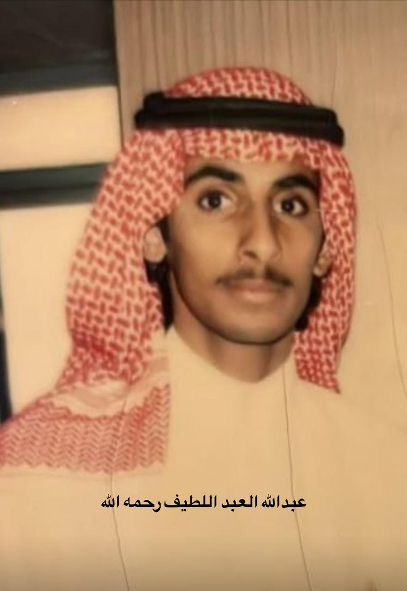 ALQUAiZ's tweet photo. ثقافة #الفن في #الدوادمي قديمة
من أبرز رموزها
#ابراهيم_سعد_الصقيران رحمه الله توفي قبل 27 سنة عن عمر يناهز 78
كان يرسم الجداريات باستخدام ألوان يحضرها من الزهور والأعشاب بعد طحنها وغليها ومزجها مع صمغ الطلح، كما كان ينقش على الجبس بحرفية عالية.
وكذلك ابن أخيه #ابراهيم_عبدالله_الصقيران (٨٦ سنة) متعه الله بالصحة اشتهر بزخرفة الأبواب والنوافذ، والرسم الواقعي وتصنيع الأدوات التراثية وهو من زملاء #محمد_السليم رحمه الله
في التسعينات أسس #محمد_ابراهيم_القويز رئيس نادي الدرع آنذاك مرسم النادي الذي استقطب الموهوبين وصقل مواهبهم وكان نواة لجماعة فناني الدوادمي التي كان لها أثرها الكبير في الحركة التشكيلية السعودية بقيادة #خالد_الحميضي
أما فن النحت فقد بدأه #عبدالله_العبداللطيف قبل خمسة وأربعين عاماً بعد أن عاد من أمريكا متخصصا في فن النحت 
أتذكر وأنا طفل أن الجهة الشمالية من مجلس عمي عمر رحمه الله تحتوي على رسومات متقنة مرسومة بالأسود والذهبي على الجبس لم نكتشفها إلا بعد أن انسلخت الطبقة الأحدث من الجبس وظهر القديم ولا أدري من رسمها.
وقد التقط لها #حمد_العبدلي بعض الصور قبل انهيار المجلس بسنوات