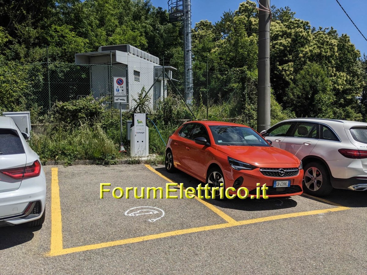 forumelettrico's tweet photo. La stazione di ricarica per veicoli elettrici Be Charge da 22 kW sitauta a Ventasso RE municipio di Busana: risalendo verso il paese troviamo un bar https://t.co/FFvyKObU0n #becharge #busana #ventasso #reggioemilia https://t.co/MkflYdF5v1