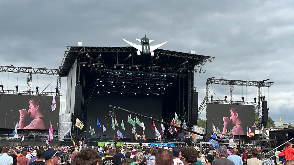 gat1970's tweet photo. @RadioX @ChrisMoyles some top flagging for Nothing but Thieves @glastonbury https://t.co/v6mse6S3UJ