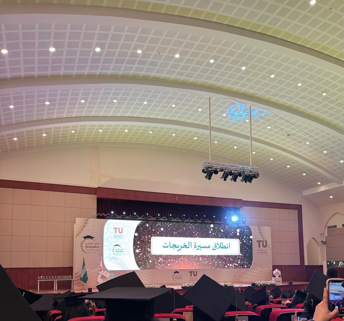 i3nodf's tweet photo. اللهم إني سعيتُ فأحسنتَ لي الجزاء، وكان الوصول على قدر المشقة مُهيبًا وعظيمًا. بفضلٍ من الله وتوفيقه نلت درجة الماجستير في الترجمة، فالحمد لله عند البدء، والحمد لله حين الختام، والحمد لله على التمام ولذة الإنجاز. https://t.co/l3s7GrVaLf