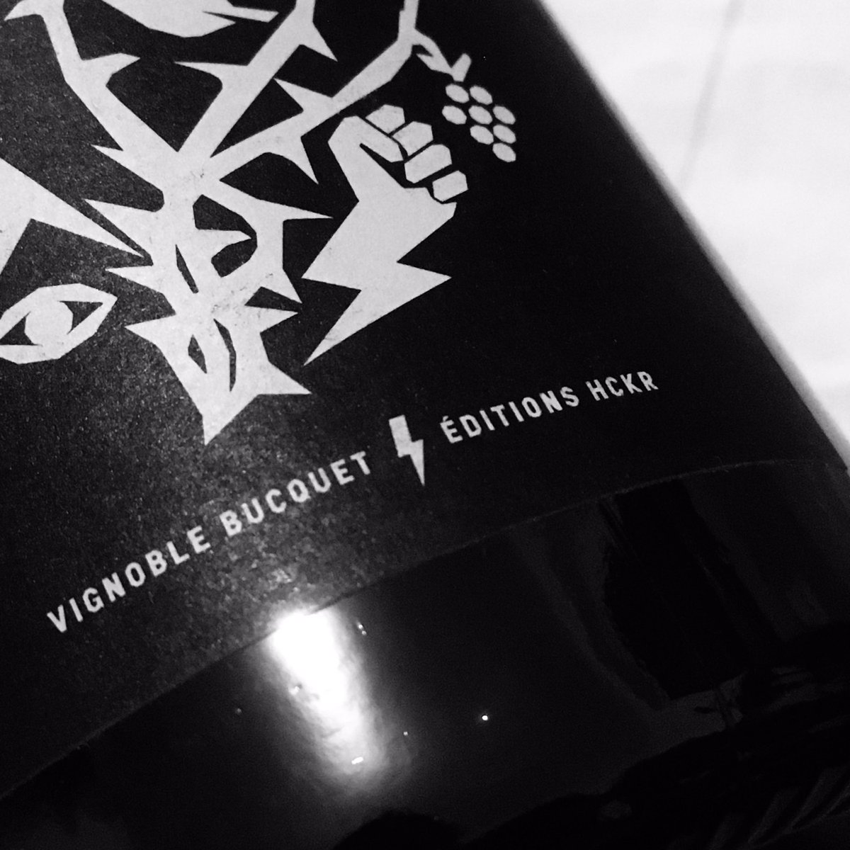 GeoffreyDorne's tweet photo. 🍷 Ce dimanche, on vient de sortir notre cuvée #Molotov — un #vin rouge issu d’un partenariat enflammé entre les éditions https://t.co/EQvZaUY8nU et le vigneron Ludovic Bucquet ➡️ https://t.co/g7WwArvqMG https://t.co/DJ9Ic8lUEq