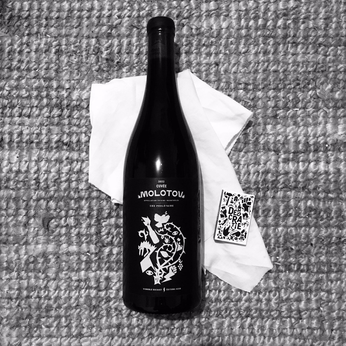 GeoffreyDorne's tweet photo. 🍷 Ce dimanche, on vient de sortir notre cuvée #Molotov — un #vin rouge issu d’un partenariat enflammé entre les éditions https://t.co/EQvZaUY8nU et le vigneron Ludovic Bucquet ➡️ https://t.co/g7WwArvqMG https://t.co/DJ9Ic8lUEq