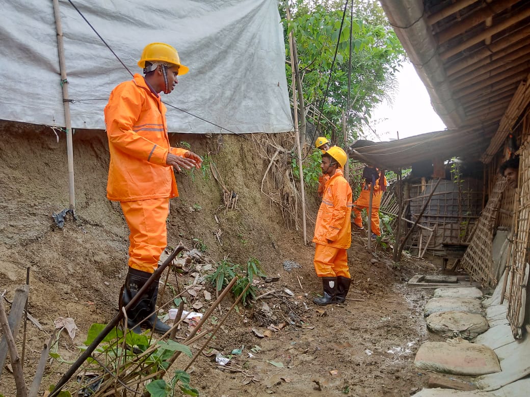 arafin_karim's tweet photo. Heavy rainfall in #CoxsBazar 🇧🇩

#BMD issued Monsoon alert; susceptibility of #Landslide #Flooding  in #CampSettlement made the trained #refugee volunteers busy around the ⏱️ in:

🟢 Emergency relocation

🟢 Awareness messaging

🟢 Revisiting high risk areas

@BDRCS1 #CPP @ifrc https://t.co/XuewxfG1jw