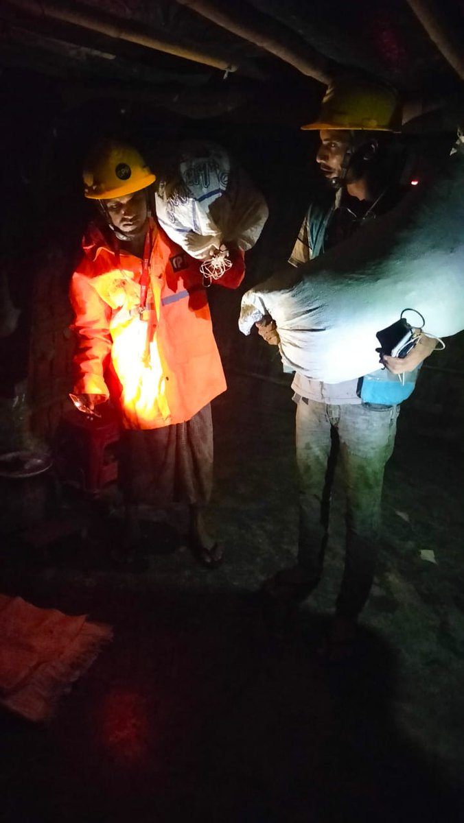 arafin_karim's tweet photo. Heavy rainfall in #CoxsBazar 🇧🇩

#BMD issued Monsoon alert; susceptibility of #Landslide #Flooding  in #CampSettlement made the trained #refugee volunteers busy around the ⏱️ in:

🟢 Emergency relocation

🟢 Awareness messaging

🟢 Revisiting high risk areas

@BDRCS1 #CPP @ifrc https://t.co/XuewxfG1jw