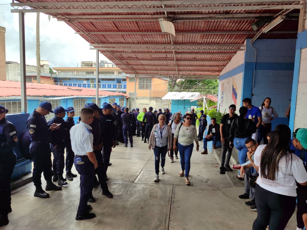 ElPitazoTV's tweet photo. #Miranda | Funcionarios de la #PNB acudieron al simulacro electoral en la U.E Vicente Salias de Los Teques. Aseguraron que recibieron la orden de tomarse un selfie a las afueras del centro luego de votar. Uniformados de #Polimiranda y estudiantes de la #UNES también fueron convocados a este punto de forma obligatoria según lo dijeron #30jun - vía @GloriFernandez