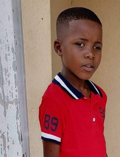 Zweli_Thixo's tweet image. "Help us look for this young boy. he is wearing the same red t-shirt and a blue jean with no shoes. Akakhulumi, he doesn't have speech.
You can contact his mother on 082 687 9992 or 079 050 9006.

*Last seen today kwaphahla, Siyabuswa or you can contact this number 082 056 2190…
