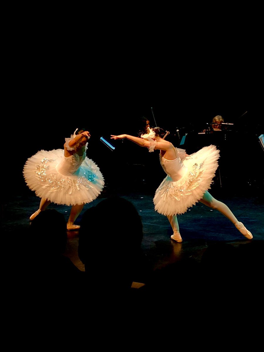SlwTreeConcerts's tweet photo. The wonderful Rachel Yan Ting Li and Rachel Armstrong with Mercury Strings at the Waterside Arts Centre last night. @SaleFestival 
#SadItsOver #ballet #SaleM33 #StringQuartet #music https://t.co/r8wMmPaXTn