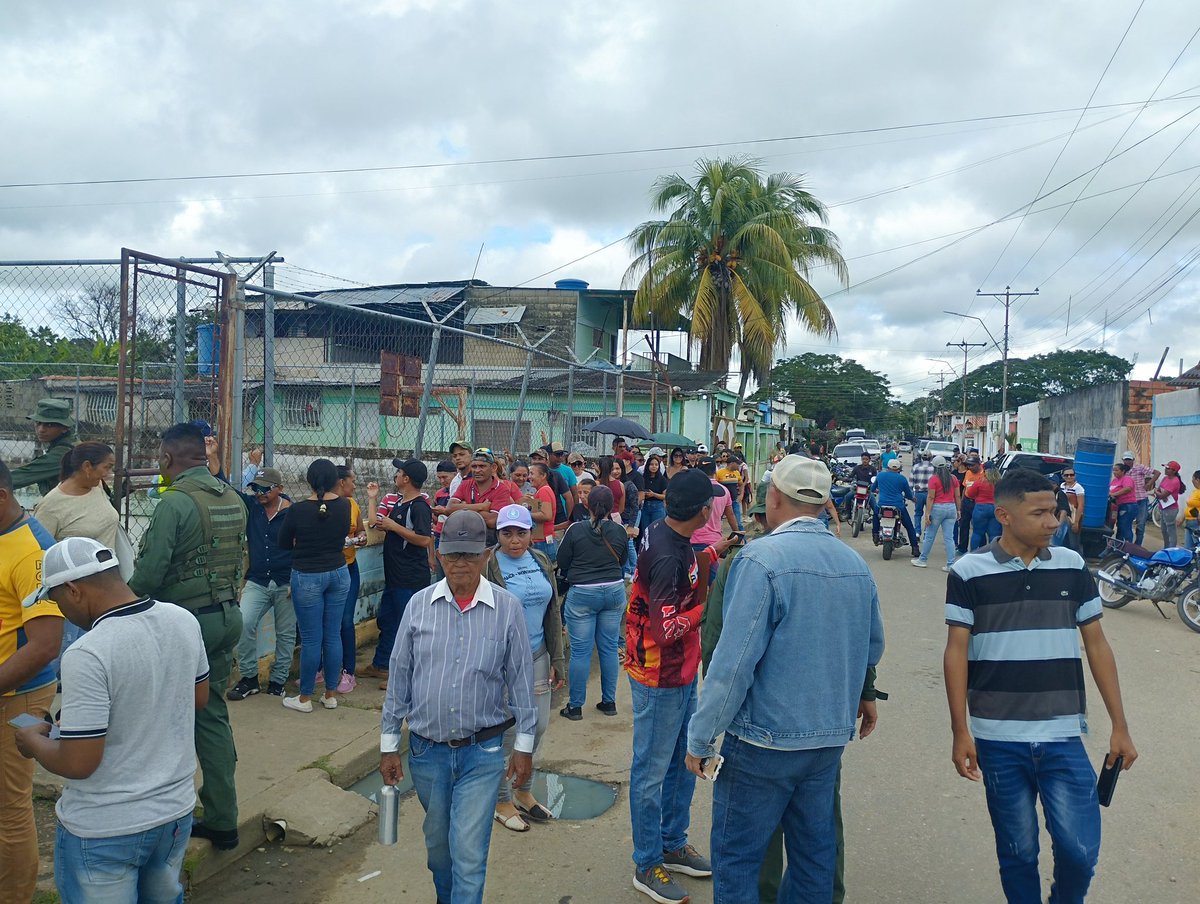 #SimulacroPorLaPaz 
#EnFotos 📸 | Así se encuentra el pueblo del Mcpio Muñoz en los centros de votación instalados para esta Jornada de Simulacro Electoral, rumbo a las próximas elecciones del #28Jul.
<a href="/NicolasMaduro/">Nicolás Maduro</a> <a href="/PartidoPSUV/">PSUV</a> <a href="/jorgerpsuv/">Jorge Rodríguez</a> <a href="/dcabellor/">Diosdado Cabello R</a> <a href="/eduardopiate2/">eduardo piñate</a>