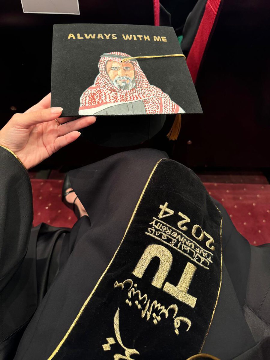 i3nodf's tweet photo. أشكر اليد الخفية التي ساندتني دومًا في كل خطوات حياتي، ولولا دعمها بعد الله لما وصلت إلى ما وصلت إليه اليوم. إلى من أهدي له نجاحي محفوفًا بالدعوات، راجيةً من المولى أن يخبره بمدى امتناني وحبي. إلى أبي الحبيب أنت الحاضر بالروح حتى لو لم تحضر في الأمكنة. https://t.co/dNjATLN6UZ