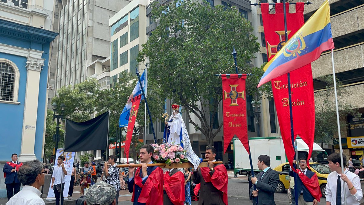 tyc_ec's tweet photo. Armados con el Santo Rosario y un grito de Guerra: ¡Viva Cristo Rey! se realizó el Rosario de Hombres.
La frase del día "Dadme un ejército que rece el Rosario y lograré con él conquistar el mundo". San Pío X.
¡Dios No Muere! 2/2 https://t.co/m4WZLMkG2Y