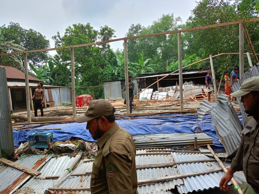 কালিয়াকৈরে বনের জমিতে গড়ে উঠা ১৩টি স্থাপনা গুড়িয়ে দিল বন বিভাগ