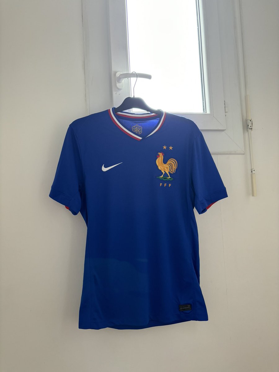 Équipé pour les phases finales 🇫🇷 
Un grand merci à @VestiairesMag 🤩 
Au plaisir d’une future collab’ 🗞️
Allez les Bleus ✌🏻⚽️