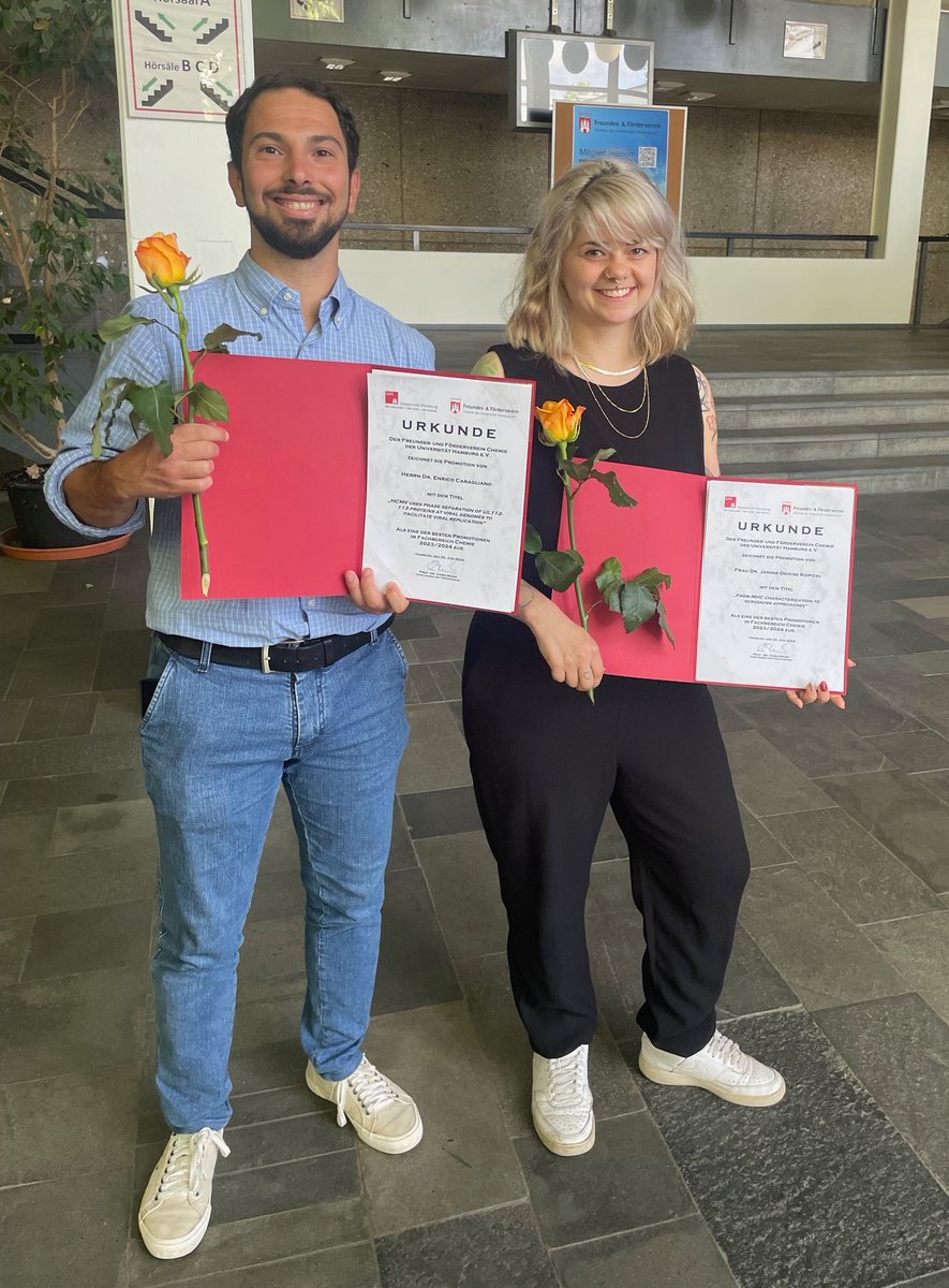 Dynamics of viral Structures (@uetrechtlab) on Twitter photo Last Friday, Janine from our group and Enrico from <a href="/bosse_lab/">Jens Bosse</a> were awarded for one of the best dissertations of @Chemie_UHH in 2023/24. The prizes were given by "Freundes- und Förderverein Chemie der Universität Hamburg e.V.". Congratulations to you both!! Last Friday, Janine from our group and Enrico from <a href="/bosse_lab/">Jens Bosse</a> were awarded for one of the best dissertations of @Chemie_UHH in 2023/24. The prizes were given by "Freundes- und Förderverein Chemie der Universität Hamburg e.V.". Congratulations to you both!!