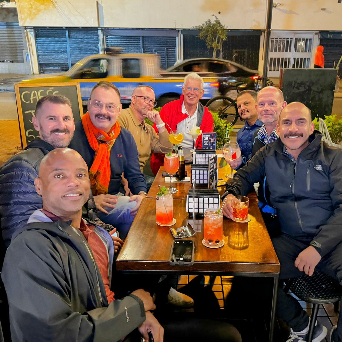 Ich bin Gott sehr dankbar für erfolgreiche Geschäftsreisen, bei meinen Freunden brauche ich mehr Anhänger und Freunde hier