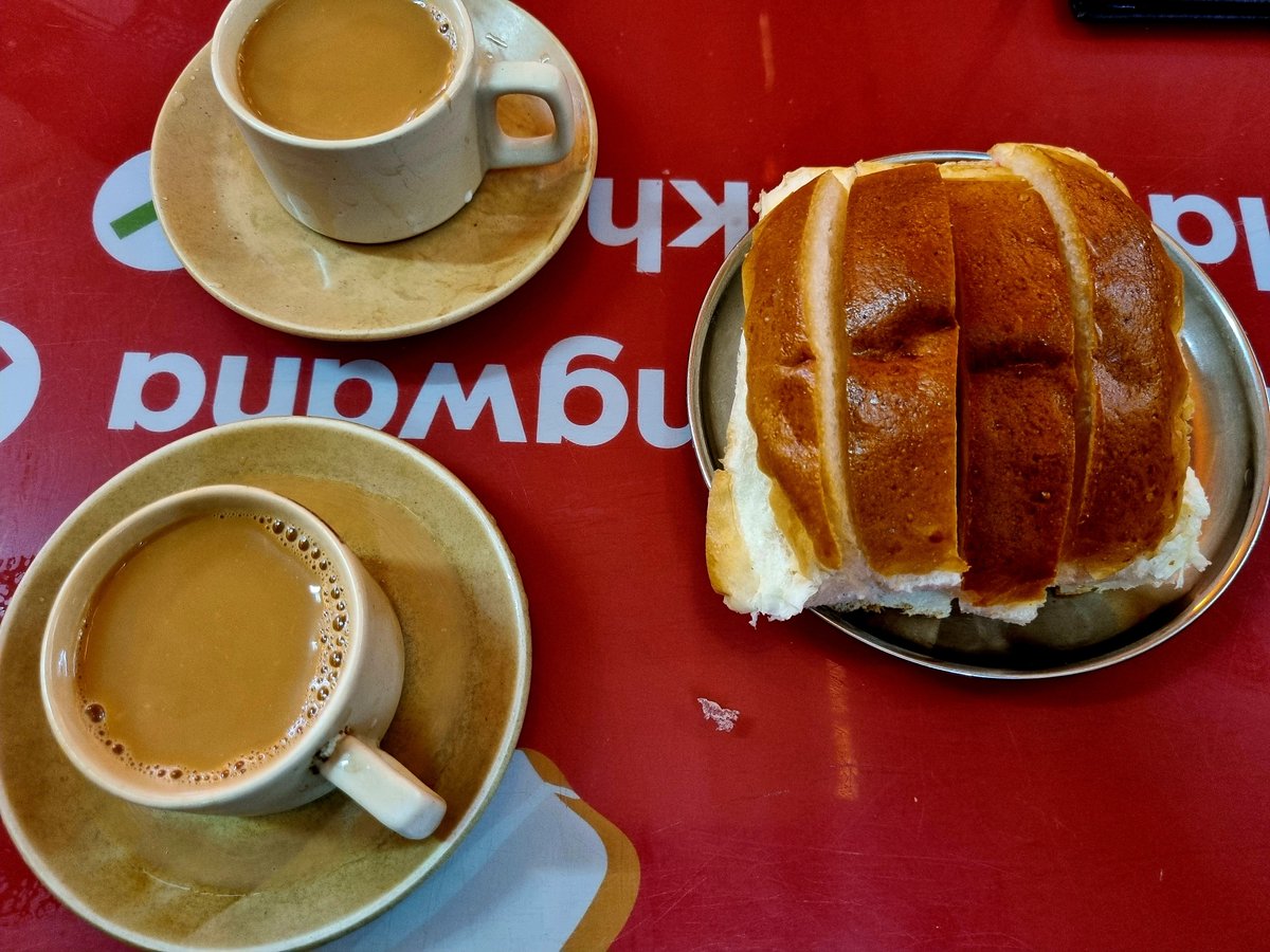 Zzapurza's tweet photo. पाऊस & बन मस्का ❤️
#CafeGoodluck https://t.co/j2T3H9WoaK