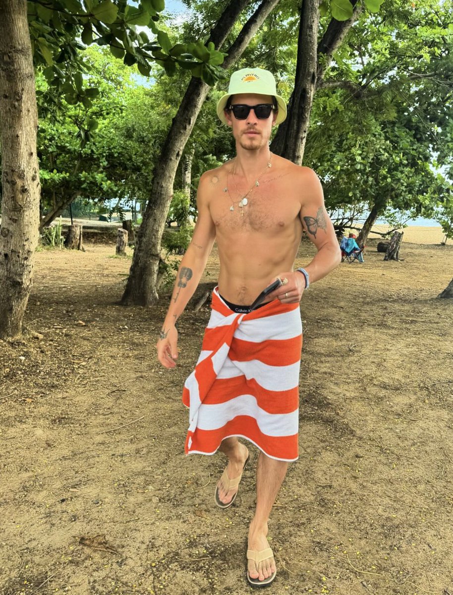 On our way to meet up with #ShawnMendes on the beach! 🥰