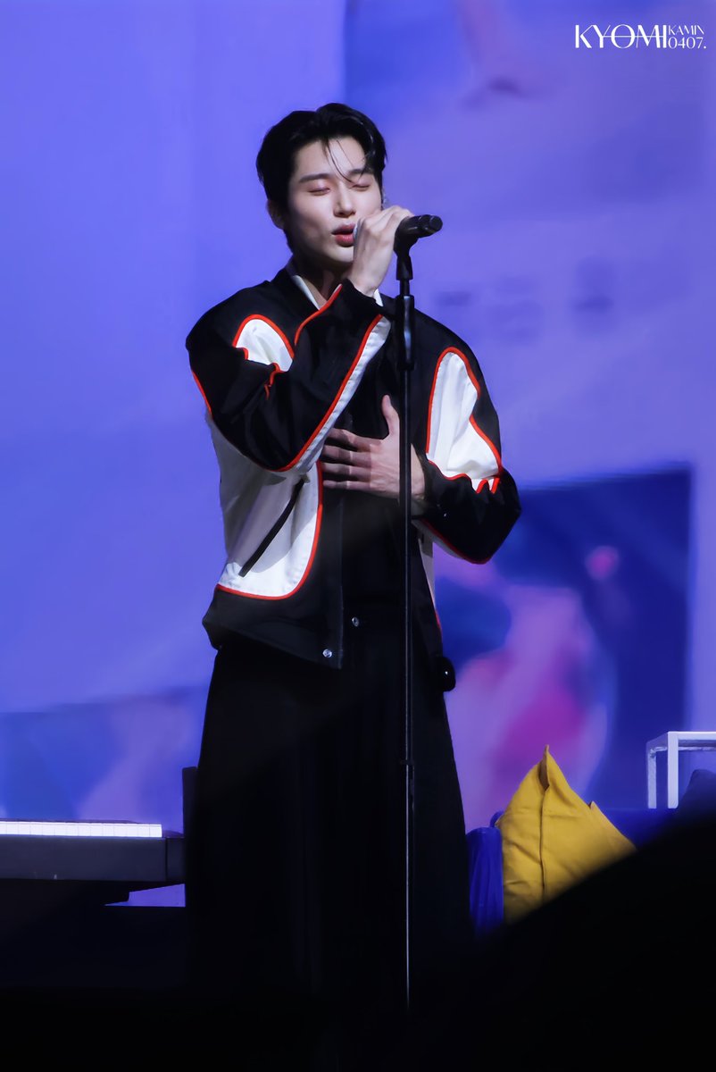 kamin0407's tweet photo. 🎤 🖤

#ByeonWooSeok #변우석
#BYEONWOOSEOKinSingapore #BYEONWOOSEOKinSG https://t.co/zrin2vN6Nm