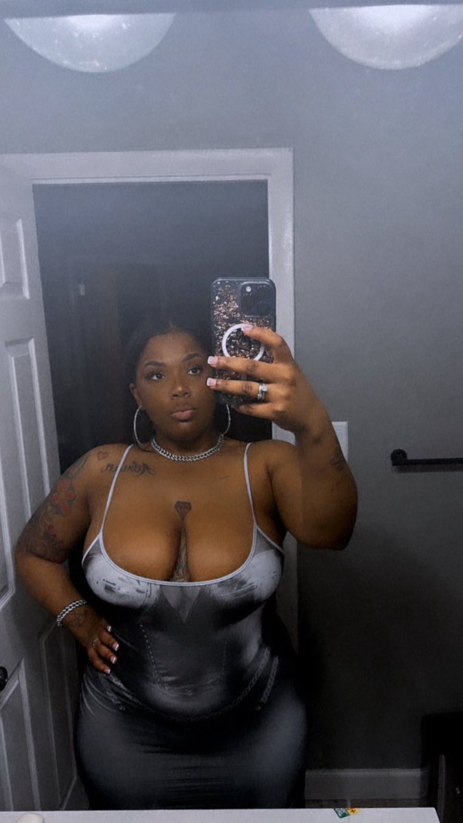 lolaabunss's tweet photo. Idk the mom body kinda eat 💣 https://t.co/LGjL6NBoUd