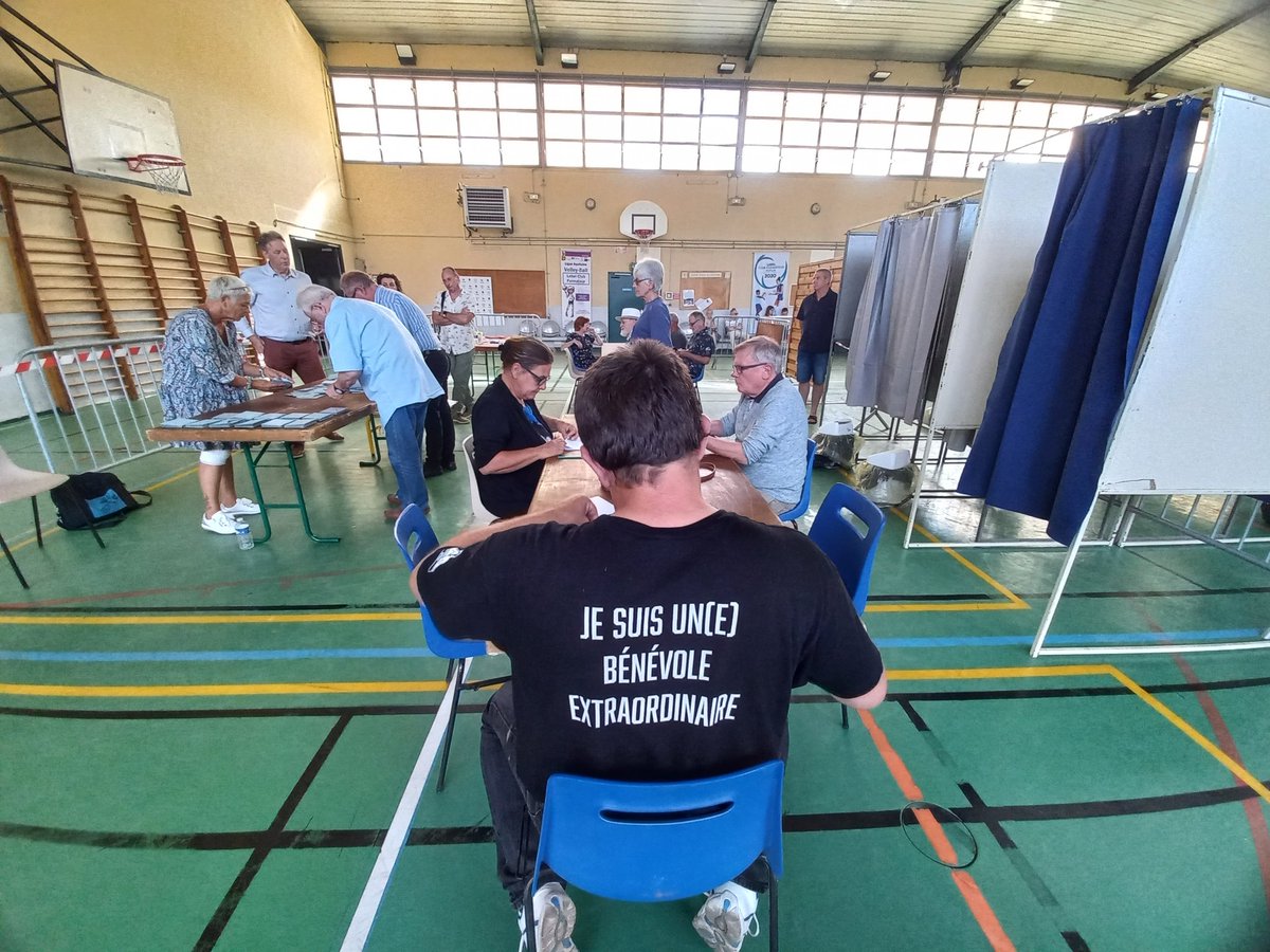 ThomasJonckeau's tweet photo. Le dépouillement est assuré par des "bénévoles extraordinaires", à Bergerac. @SO_Dordogne https://t.co/fHHyYUs4ca