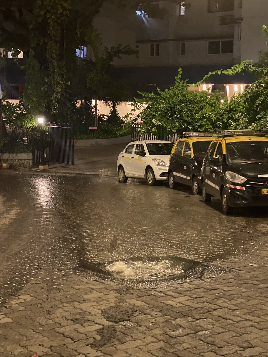radhikakumar92's tweet photo. @mybmcWardD @mybmc pretty bad water leakage on LD Ruparel marg outside jeevan Manek, please have it checked out. https://t.co/8CmoaL4glI