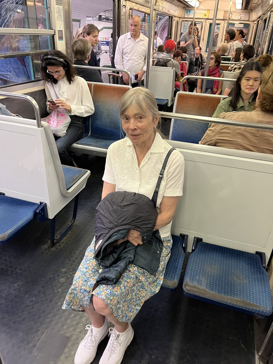 LemoineArnaud's tweet photo. Cette dame est ma voisine depuis 25 ans , elle en a 82. Invitée à un anniversaire, je lui propose un taxi pour y aller,réponse: le taxi c’est pour les vieux ! C’est une légende mais elle ne le sait pas 😘#femmeformidable https://t.co/kaH8uTJmzO