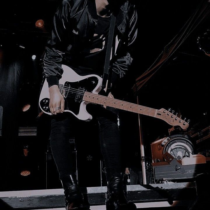 в клубе душно, от яркого света софитов болит голова, но адреналин в крови превышает все допустимые значения, пальцы привычно ударяют по струнам гитары на радость публике. 
— кычкырып! урынны җеннәргә яндырыйк, бүреләр!
Олег широко улыбается, выкрикивая слоган на родном языке.