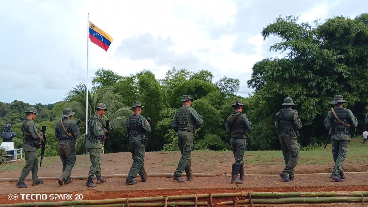 #FANB en nuestras fronteras junto al pueblo, sopesando y enfrentando la guerra económica, social y cultural implantada por el gobierno norteamericano contra mujeres, ancianos y niños, a solicitud de la rancia oligarquía cipaya venezolana !

#IntegrarEsVencer