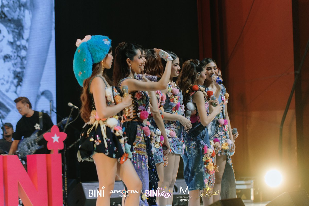 BINI_ph's tweet photo. #BINI : For sure, ang puso ay mabibitin coz “Salamin, Salamin” is the last few performances at #BINIverse1stSoloConD3!🪞🥺

📹@metrophotoforbrands
#BINIverse #BINIyahengJUNEpacked
#BINIverse_TheFirstSoloConcert https://t.co/s0bK7EZv78