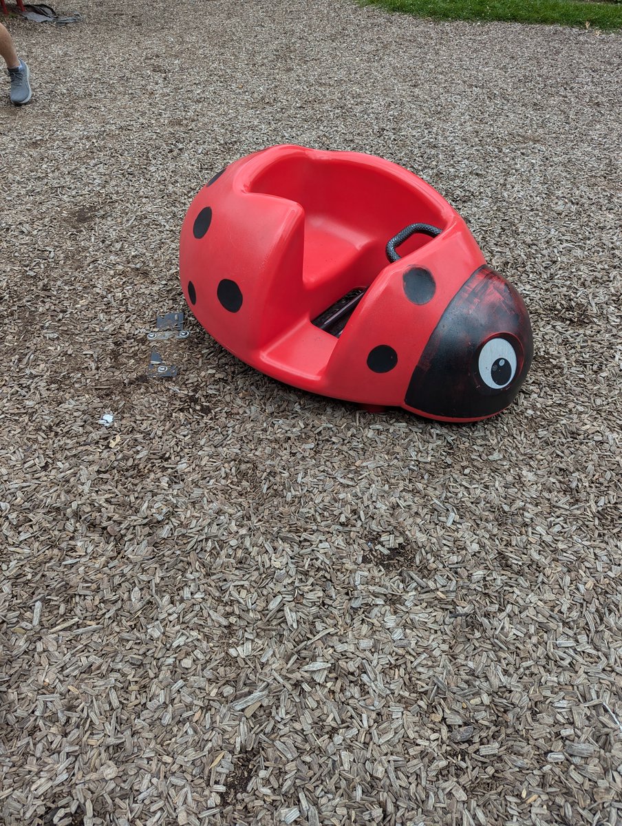 4CleanTO's tweet photo. @311Toronto broken at Jeff Healey park. Thanks! https://t.co/ZxUJwCqH8T