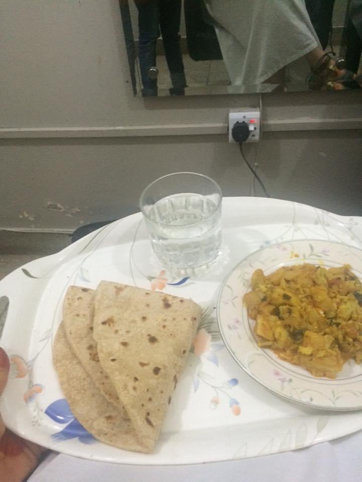Soniakhan1pak's tweet photo. مجھے ایک بیوٹی سیلون میں جانے کا اتفاق ہوا جو گھر سے زیادہ دور نہیں تھا وہاں لنچ بریک ہو رہا تھا اور پارلر کی اونر کرسچن کمیونٹی سے تھیں اور گھر ہی میں اُنکا پارلر تھا ۔ کھانے کی خوشبو بہت اچھی آ رہی تھی اور مجھے بھوک بھی لگ رہی تھی میں نے پوچھا کیا پک رہا ہے بڑی اچھی خوشبو آ رہی ہے تو اُنہوں کہا سبزی روٹی کے ساتھ سبزی میری پسندیدہ تھی میں نے کہا پھر تو میں بھی کھاؤنگی اس پر وہ ہچکچا کر بولیں “ہم کرسچن ہیں آپ کھا لیں گی ہمارا کھانا  ؟ “
وہ ایک ایسا تکلیف دہ لمحہ تھا جس کا احساس مجھے شرمندہ کر گیا اور بحثیت مسلمان مجھے اپنا آپ بہت چھوٹا کم ظرف نفرت زدہ اور دوسروں کو اچھوت سمجھنے والا محسوس ہوا جو کرسچن ممالک میں رہیتے ہوئے ہر انسانی حقوق اور سیلف ریسپیکٹ کے ساتھ جی رہی تھی ۔
میرے ملک میں کرسچن یا ہندو یہ احمدی مسلم یہ تسلیم کر چُکا ہے کہ وہ ہم مسلمانوں کی نظر میں قابل  نفرت ہیں  ۔ لیکن میں نے اپنی اس شرمندگی اور ازیت کو بڑی مہارت سے چھُپاتے ہوئے کہا “ کیوں نہیں ضرور کھاؤنگی “ میرے اس جواب سے اُس خوبصورت معصوم دمکتے چہرے پر محبت بھری مُسُکراہٹ آئی جو شُکر گُزاری سے بھر پور تھی جیسے میں نے کیمرے میں اُس کی اجازت سے قید  کر لیا ۔ اور خوب مزے سے گرم روٹی اور سبزی کو روح کی ازیت کے ساتھ نگلتی چلی گئی !