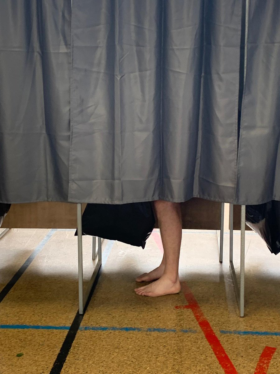 jojoluc222's tweet photo. Et toi tu as déjà voté pieds nus ? #Election2024 https://t.co/y5CDf5BksF