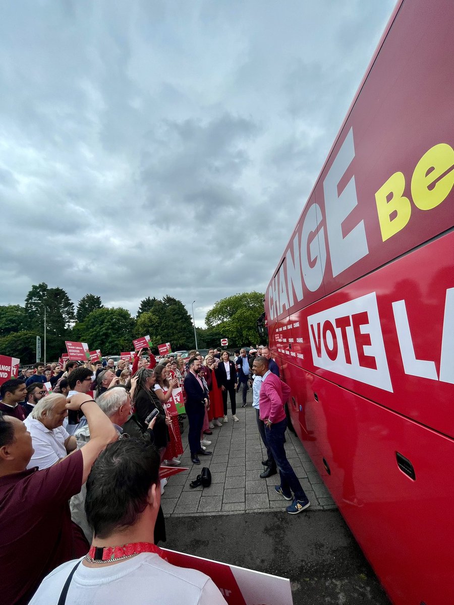 LeoHolmes1999's tweet photo. Name a better Sunday morning than seeing the famous battle bus in the Vale, and then heading out on the doors for @KanishkaNarayan ๐น
#LabourDoorstep #Change24 https://t.co/6OIPJ8Bs02