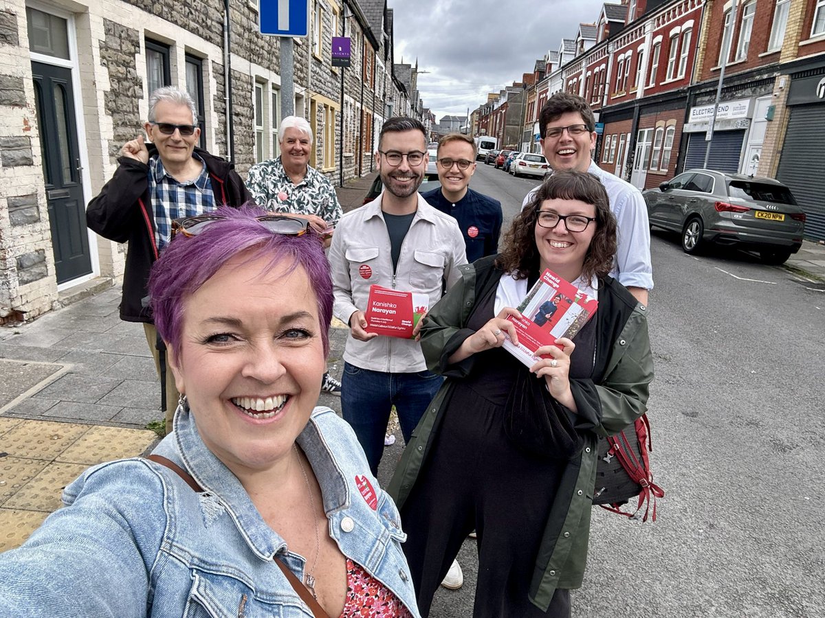 LeoHolmes1999's tweet photo. Name a better Sunday morning than seeing the famous battle bus in the Vale, and then heading out on the doors for @KanishkaNarayan ๐น
#LabourDoorstep #Change24 https://t.co/6OIPJ8Bs02