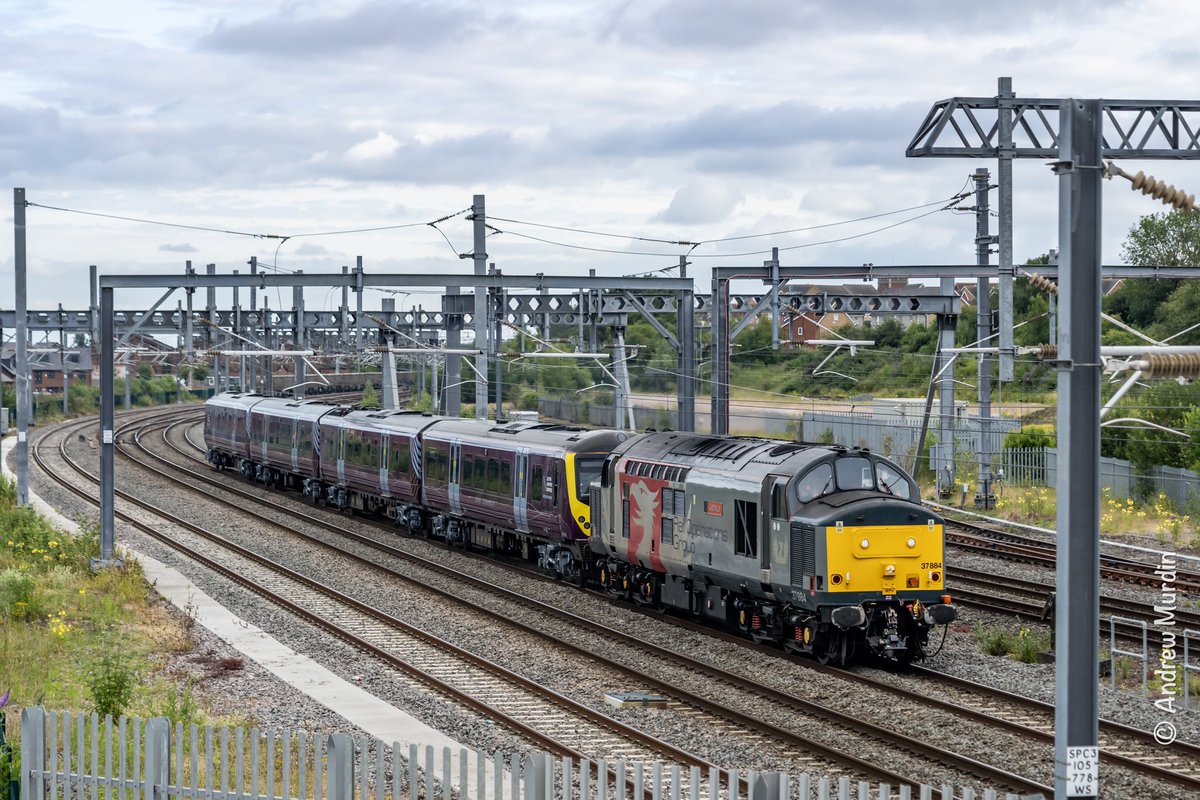 Unusual Sunday move. 37884 with 360104 in tow, 5F61 from Northampton EMD to Kettering Stabling Sidings.
<a href="/TheGrowlerGroup/">The Growler Group</a>