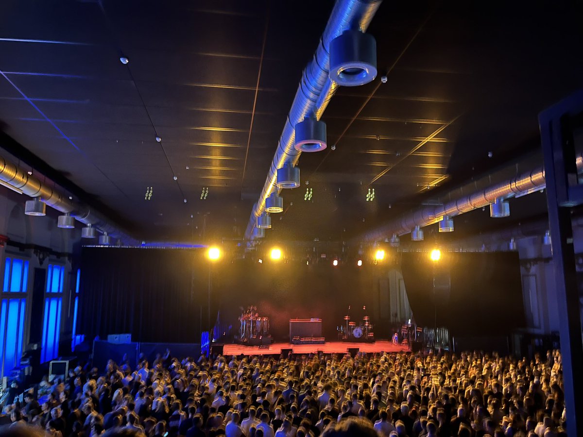 Bir arkadaşımızın hediye ettiği biletle hiç bilmediğimiz bir grubun konserine geldik. Ön grup berbattı, esas grubu bekliyoruz. Bakalım.