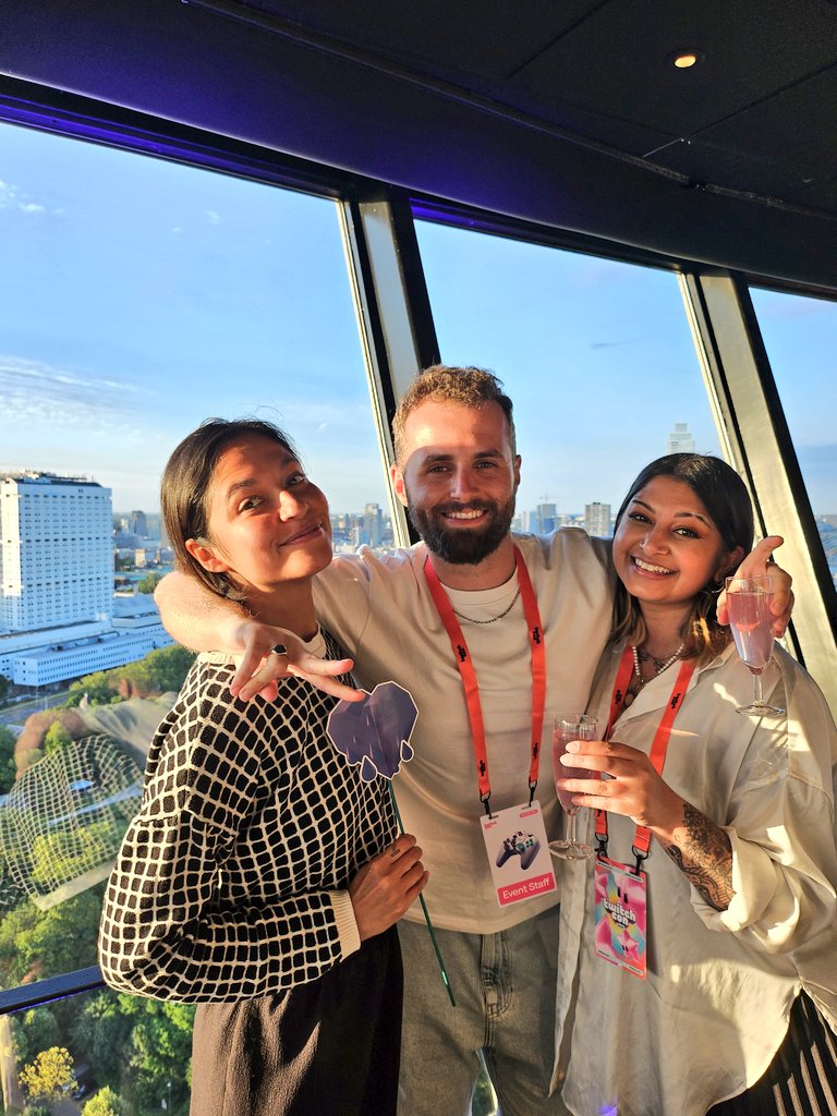 pri_ladwa's tweet image. #TwitchConRotterdam done and done ✅️ with the best team everrrrr @SwipeRightGG  @EsomRob 💜💜💜