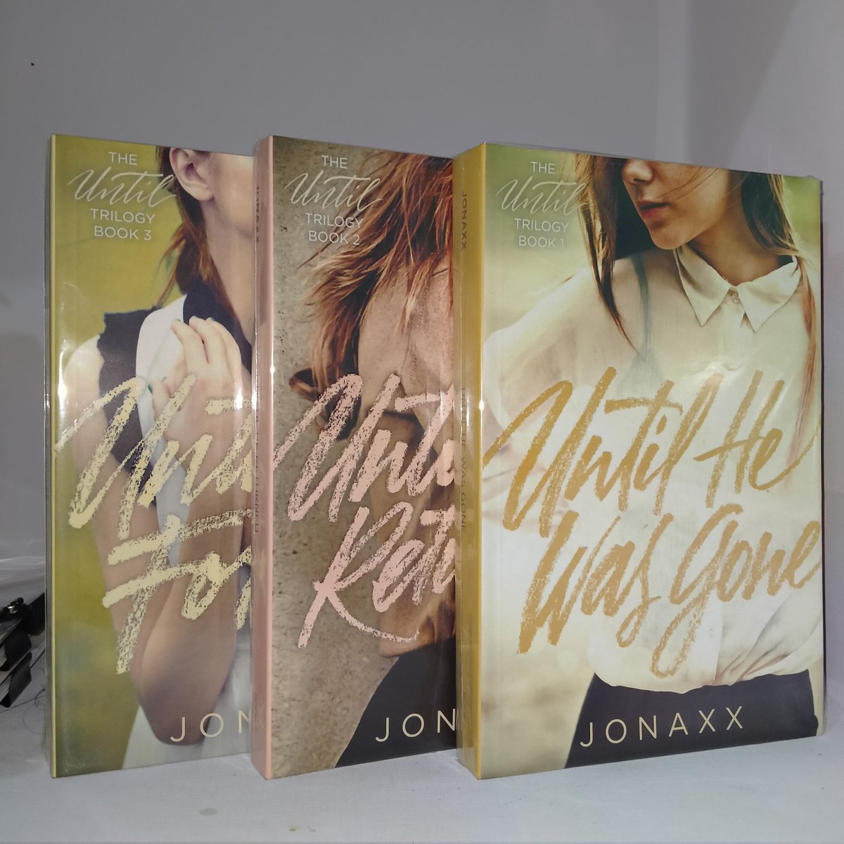 TonightWithToni's tweet photo. [2 of 2]

UNTIL TRILOGY BOOKSET GIVEAWAY!

Rules:
▪️ Like and RT
▪️ Tag your moot/s

Until July 3, 12 NN.

Following me is optional. Thank you and Good luck, everyone.

Please check the condition of the books below 🔻 https://t.co/c8z2v1PMcv