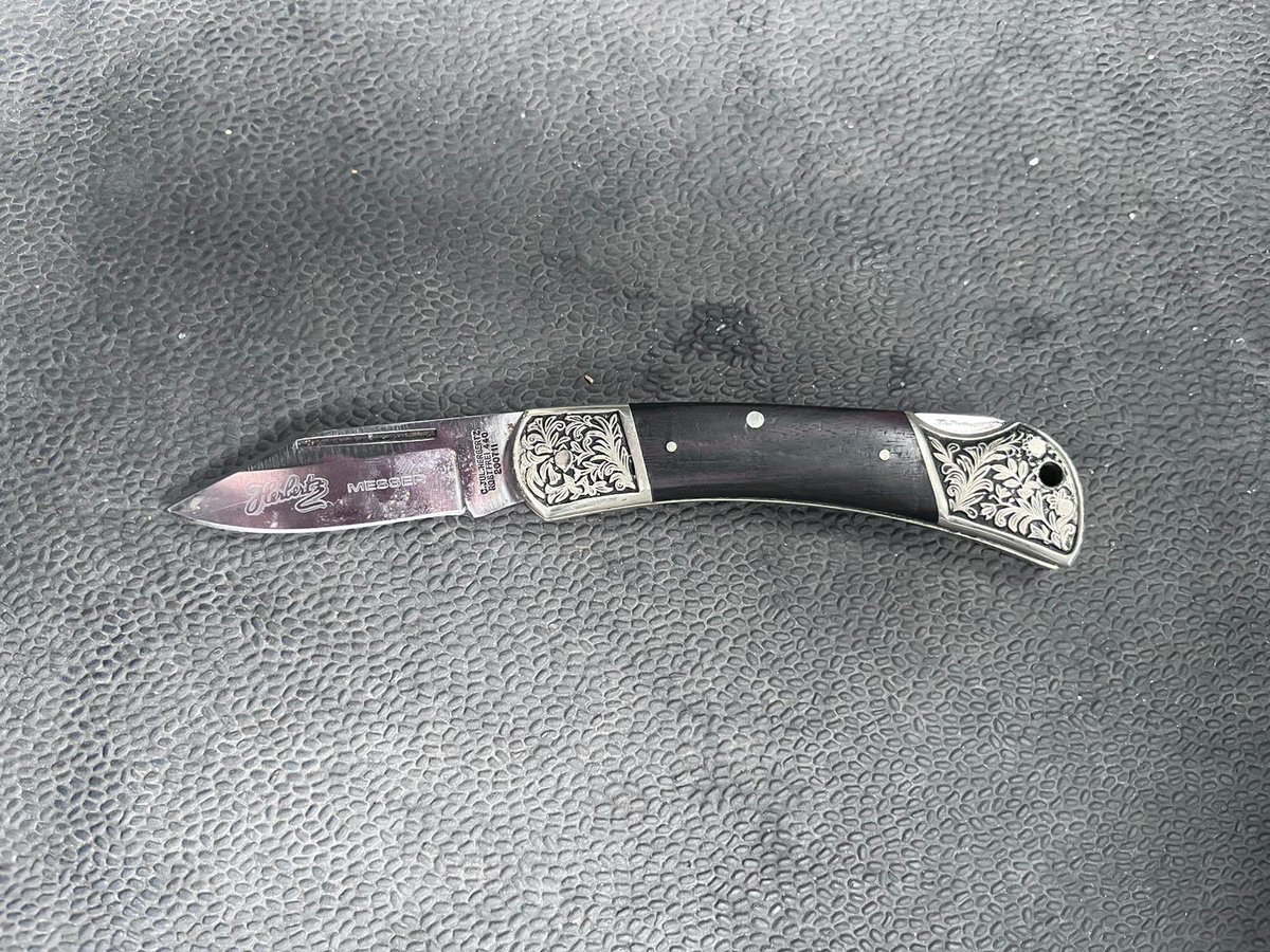 bpol_b_einsatz's tweet photo. Ein 68-jähriger Deutscher hatte am Bhf #Alexanderplatz ein Messer mit 7 cm Klingenlänge dabei. Unsere Einsatzkräfte beschlagnahmten es.
#Anzeige https://t.co/XHuK3QEtca