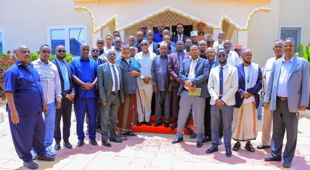 Waxa aan maanta Kulan muhiim ah la qaatay qaarka mid ah Odayaasha, Waxgaradka, Aqoonyahanka iyo Masuuliyiinta gobollada Awdal iyo Salaal.

Waxa aannu isla meeldhignay in laga wada shaqeeyo danta guud iyo difaaca Qarankeenna Jamhuuriyadda Somaliland.