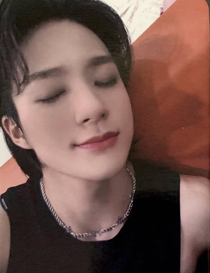 “ปะปี๊ถ่ายรูปหนูตอนหลับให้หน่อยซี่ จะลงไอจี”
“หลับแล้วทำไมต้องอมยิ้ม”
“มันแกลม”
“แต่มันไม่ธรรมชา…”
“ไม่มีแต่ค่ะ ปะปี๊ทำดีๆ หนูเป็นดาราดังนะ”
“จ้ะแม่ดารา”