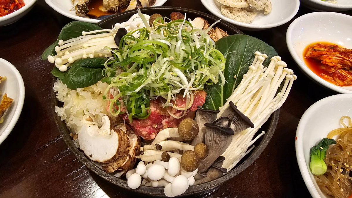 jaewon725's tweet photo. 240629.
장모님 생신으로 방문한 백운원.
한정식 식당으로 번화한 곳에서 떨어져 산 언덕배기에 있어 조용하고 주차공간도 여유가 있음.
농원을 하다 식당을 개업하셨는지 나무들이 많다. https://t.co/XEIt8qcExJ
