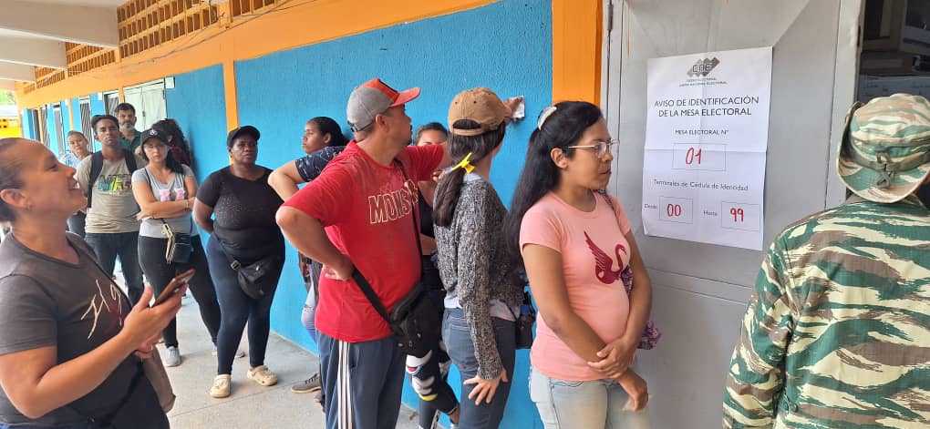 PartidoPSUV's tweet photo. #EnFotos 📸 | El pueblo revolucionario de Charallave, participa en el simulacro electoral, un evento que ratifica la democracia como pilar fundamental para el pueblo venezolano, en la U.E.N. Creación Charallave, la ciudadanía asiste masivamente a ejercer su derecho. ¡Todos a votar!

#SimulacroMaquinariaPerfecta
#SimulacroPorLaPaz