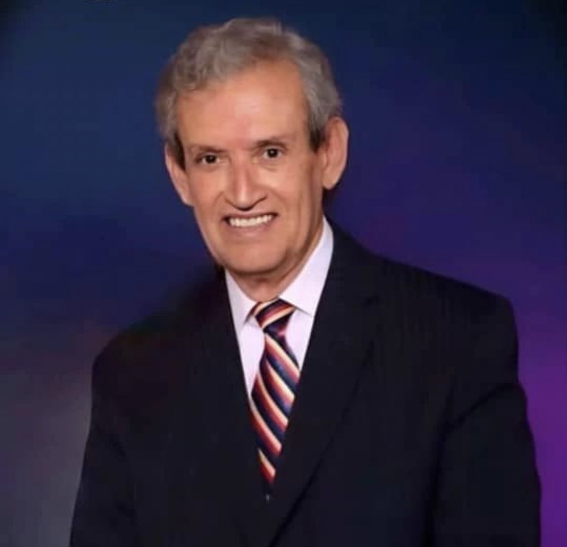 #30Jun Ha fallecido un sabio, sereno, cordial, estudioso y honesto amigo 💔

Dr. Carlos Moros Puentes, Dios lo reciba en el paraíso celestial con los honores que merece, sus huellas formarán generaciones, gracias a su dedicación al escribir textos de ley.

Un ADeco ejemplar 🏳️