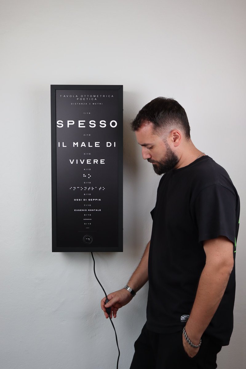 Avere il coraggio di “leggere” un momento nero, ci aiuta a far luce sul futuro con più speranza e consapevolezza.
-
“SPESSO” - 2023
Tavola Ottometrica Poetica
Lightbox 30x70x20cm
-
#eugeniomontale #art #lightbox #ottotipo #tavolaottometricapoetica #contemporaryart