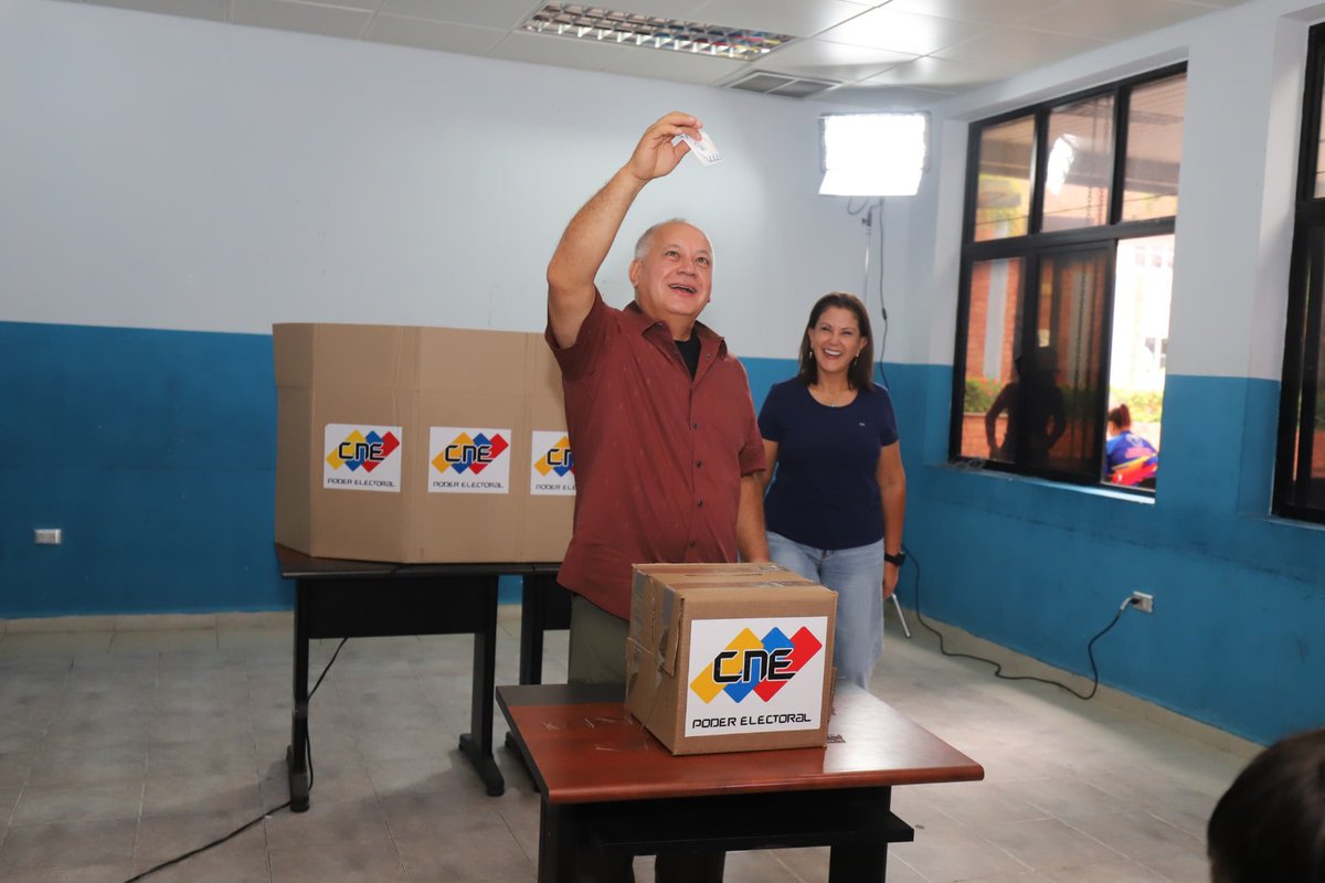Diosdado Cabello y el gobernador Ernesto Luna participan en el simulacro electoral goo.su/pRNk5
#SimulacroMaquinariaPerfecta
#SimulacroPorLaPaz