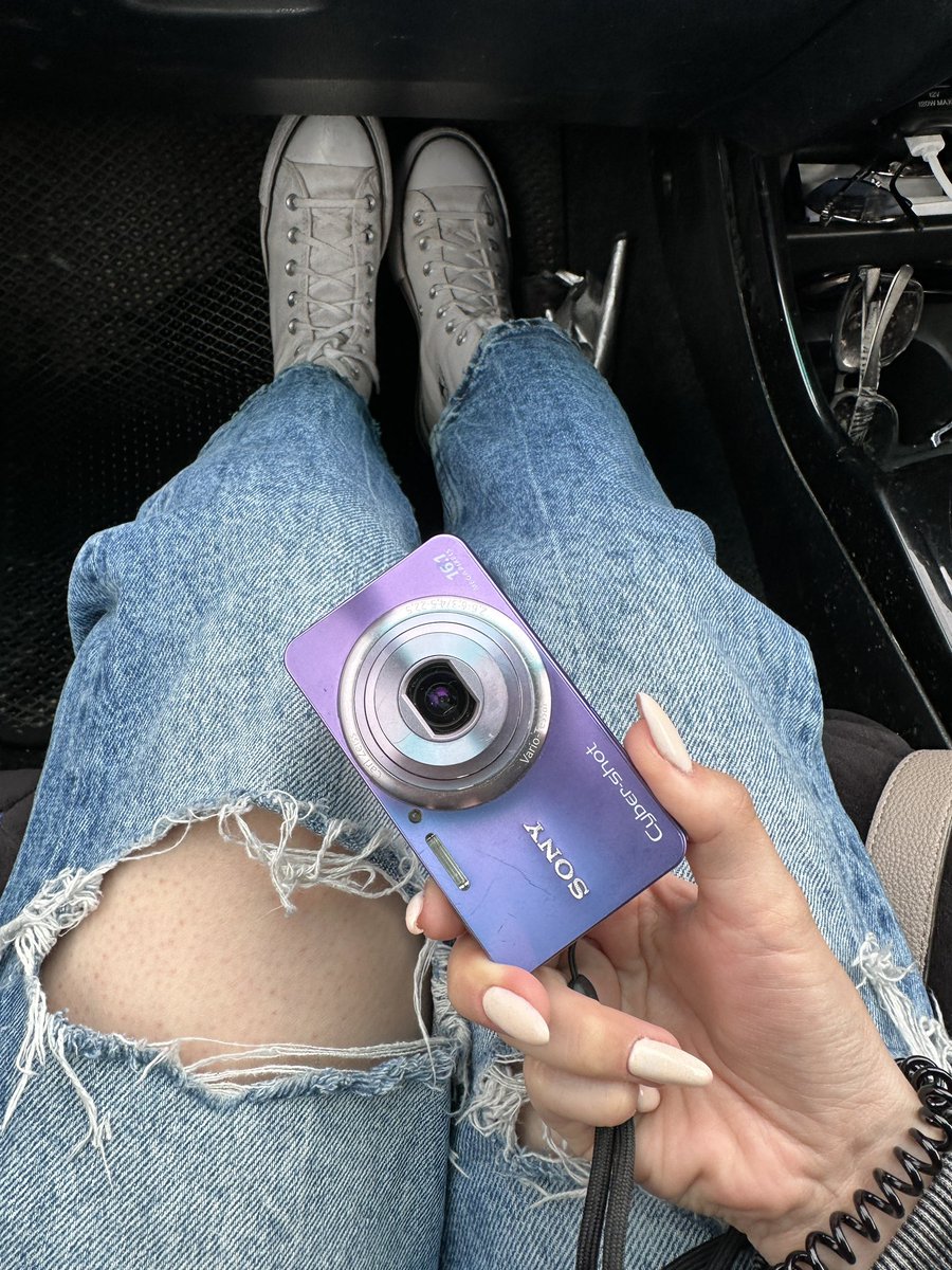 Откопала старый фотик, теперь и у меня будут вайбовые фоточки 🤳🏻🎞️