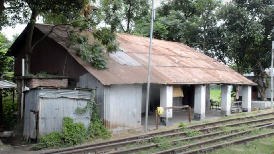 আত্রাইয়ে মৃত্যুর ঝুঁকি নিয়ে রেল লাইনের পাশে বসবাস