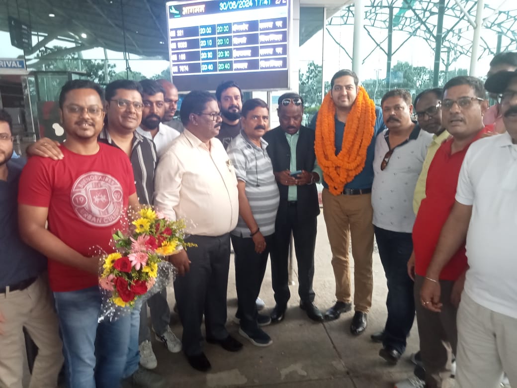 AbhishekDukeBoi's tweet photo. मंजिल उनको मिलती है जिनके सपने में जान होती है,
पंख से कुछ नहीं होता,  हौसले से उड़ान होती है. ✊✊✊

कामरेड @nilesh_pawar15 ज़िन्दाबाद🙏🏻
कामरेड @drachyutanand ज़िन्दाबाद🙏🏻
कामरेड @GaneshK98903461 ज़िन्दाबाद🙏🏻
हमारी एकता ज़िन्दाबाद ✊✊
@fboioa_india ज़िन्दाबाद 🚩🚩🚩 https://t.co/qi6q4eWFSB