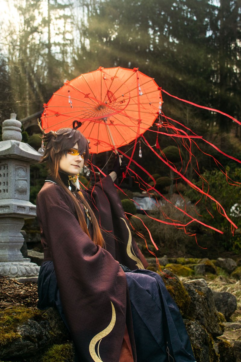 enqila's tweet photo. Cosplayed as Zhongli! We did these photos in Poland and this one in particular is my favourite one from this set! Photo by @/ eliskapalhounova (ig)
#zhongli #GenshinImpact https://t.co/X4h3cQBFsC