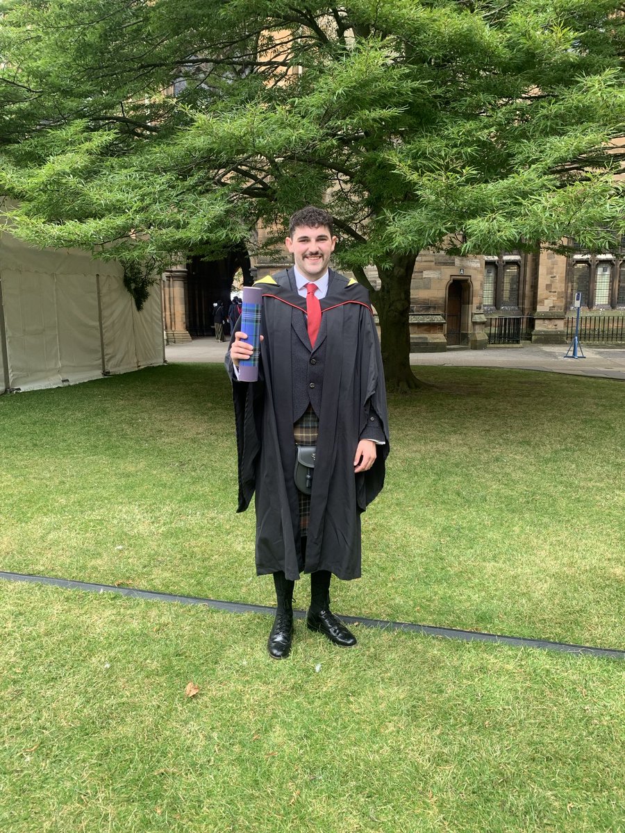 A very proud Mum and Dad as ⁦<a href="/JayKelman/">Jay</a>⁩ graduates from Glasgow University.